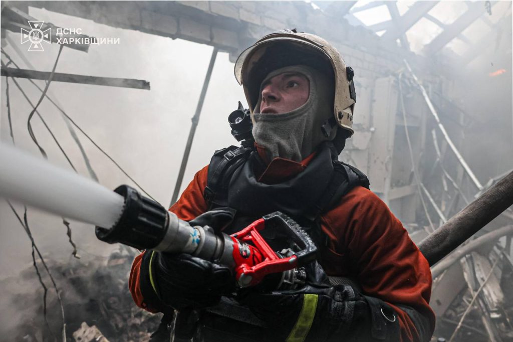Росія обстріляла Харків: постраждали ринок «Барабашово», готель та будинки 7 Рятувальник