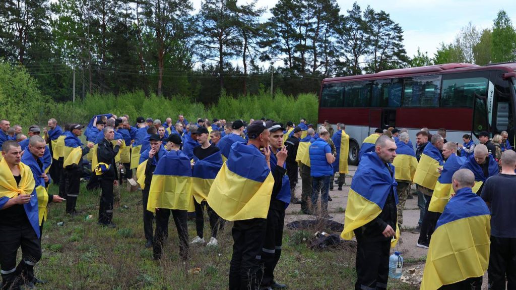 З російського полону повернули ще 205 воїнів (ФОТО) 3 Воїни, яких визволили з полону