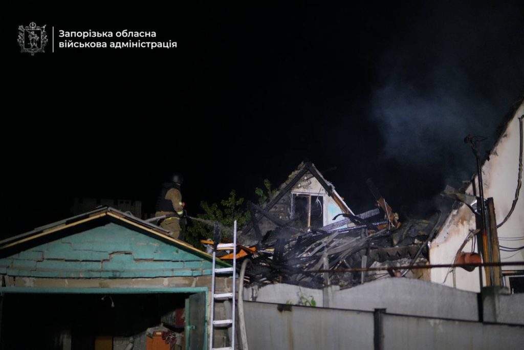 Зруйновані будинки та відключення світла: що відомо про масований обстріл Запоріжжя 2 Рятувальники гасять вогонь у пошкодженій будівлі