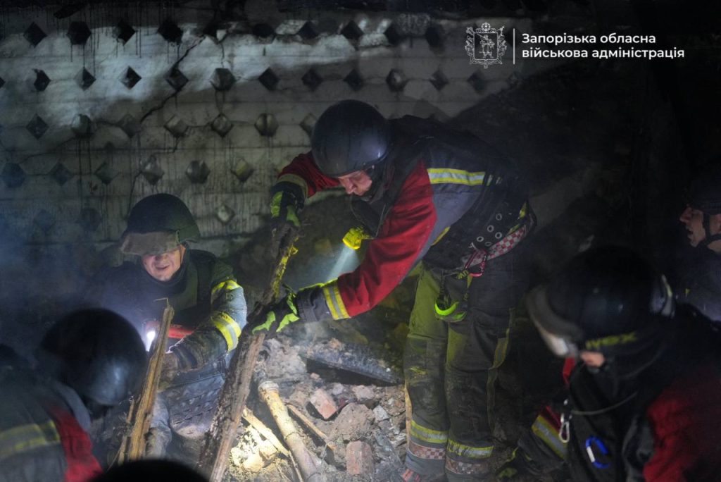 Зруйновані будинки та відключення світла: що відомо про масований обстріл Запоріжжя 3 Рятувальна операція