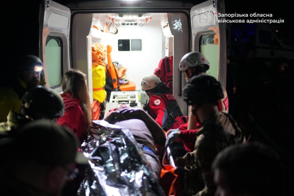 Зруйновані будинки та відключення світла: що відомо про масований обстріл Запоріжжя 1 Госпіталізація постраждалої людини