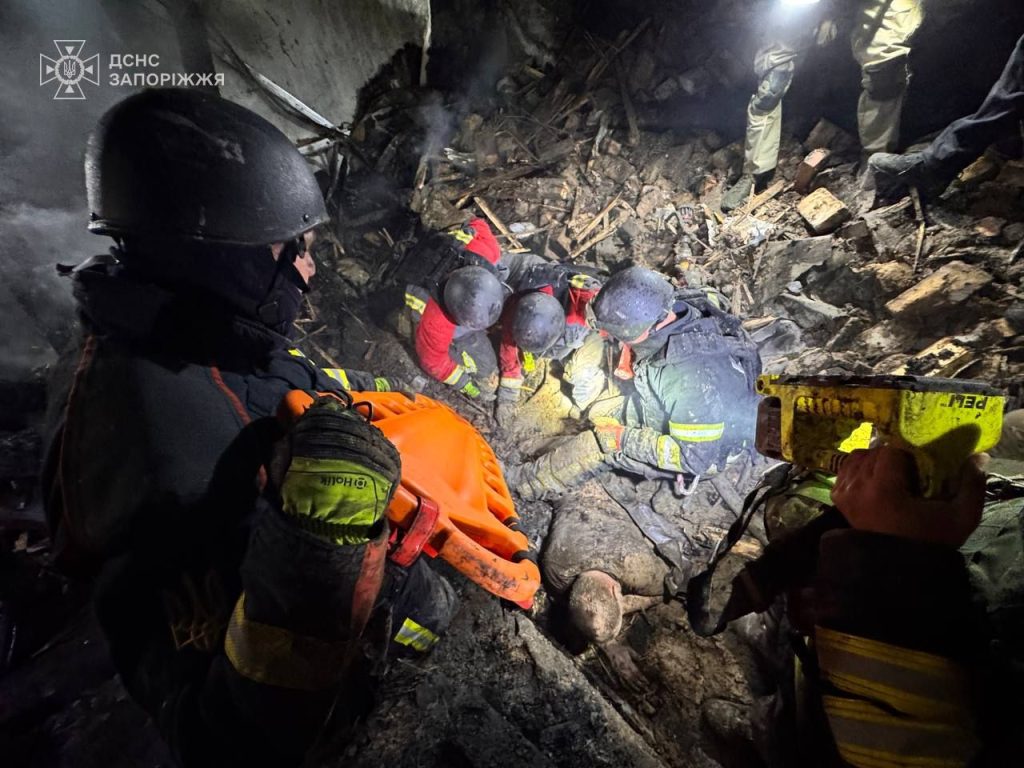 Зруйновані будинки та відключення світла: що відомо про масований обстріл Запоріжжя