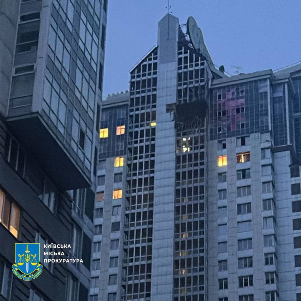 Через масовану атаку на Київ загинули двоє людей: що відомо про обстріл регіону 4 Пошкоджена багатоповерхівка у Києві