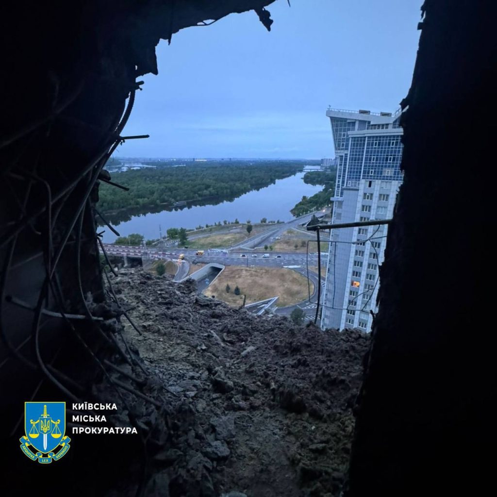 Через масовану атаку на Київ загинули двоє людей: що відомо про обстріл регіону 3 Зруйнована стіна багатоповерхового будинку