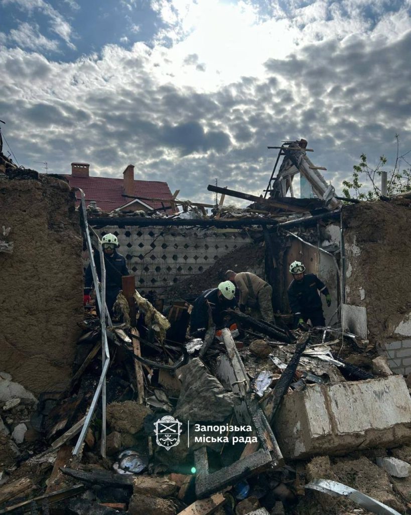 Зруйновані будинки та відключення світла: що відомо про масований обстріл Запоріжжя 6 Розбір завалів