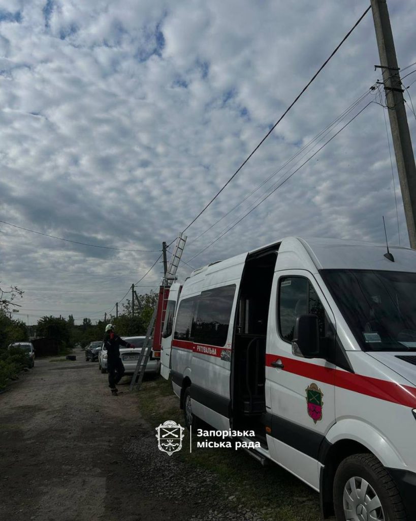 Зруйновані будинки та відключення світла: що відомо про масований обстріл Запоріжжя 5 Відновлення електропостачання після нічного обстрілу