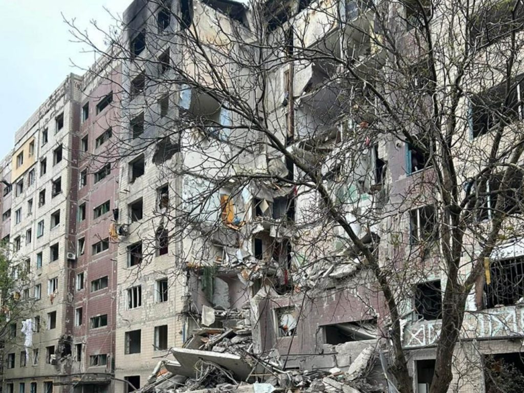 На Костянтинівку Донецької області скинули авіабомбу: поранені щонайменше 12 людей 1 обстріл, Костянтинівка, 7 травня 2025 рік, пошкоджений будинок