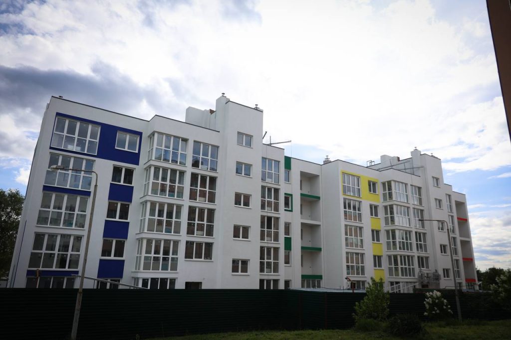 Відновлення Бузової на Київщині: як оновлюють школу та житлові будинки