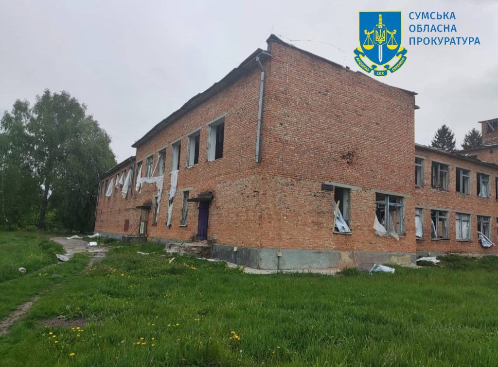 Під час так званого перемир’я росія обстріляла Сумщину: загинула жінка 2 Понівечена будівля у Річківській громаді