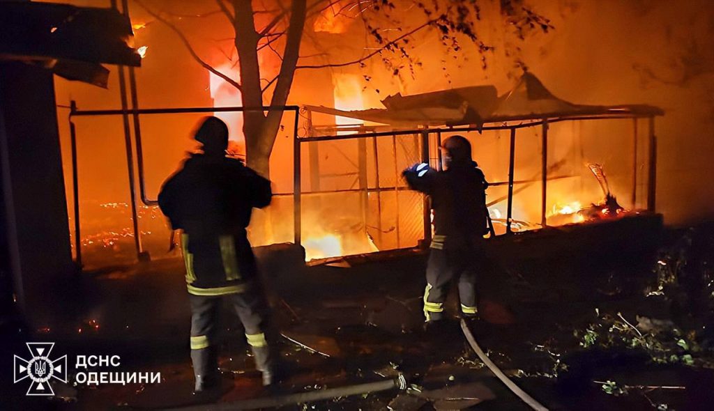 Троє людей поранені внаслідок удару по Одещині 1 Рятувальники гасять пожежу, яка виникла після обстрілу