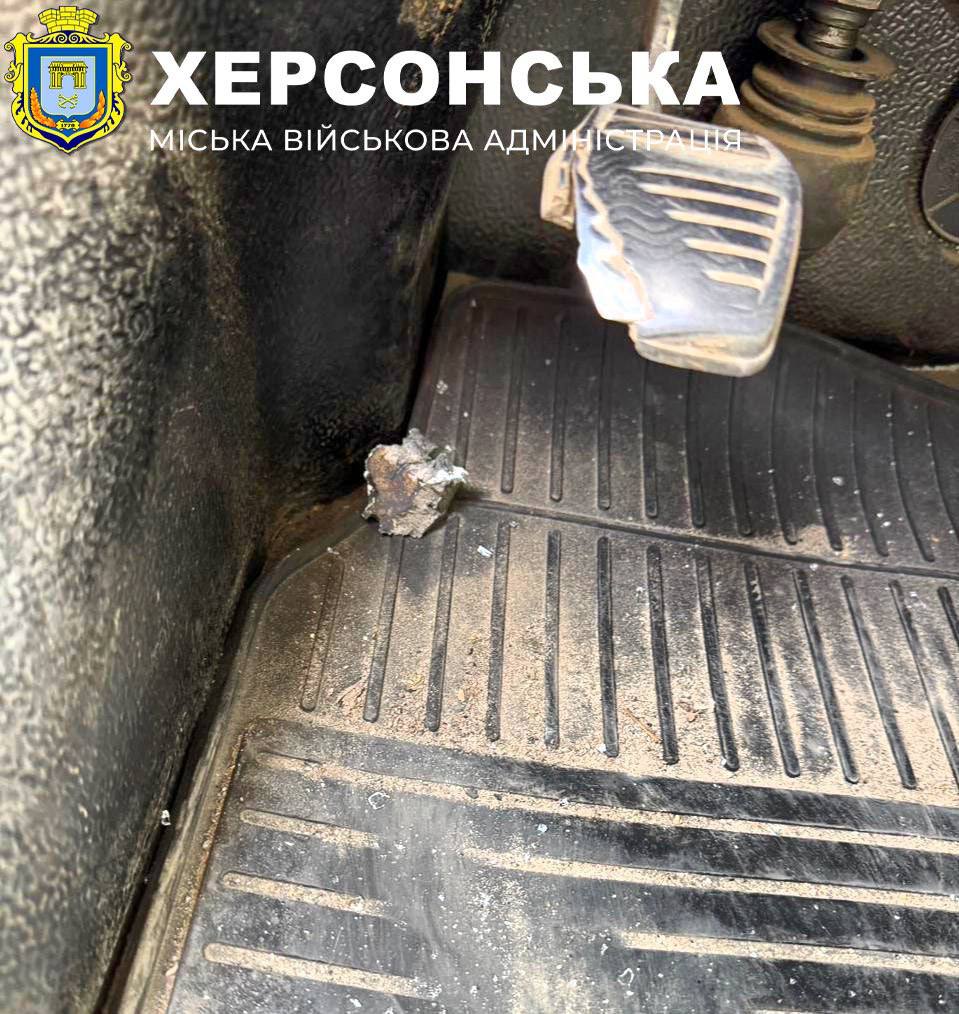 Росія атакувала Берислав та Херсон: що відомо про наслідки 2 Уламок, який виявили в автомобілі після атаки БпЛА