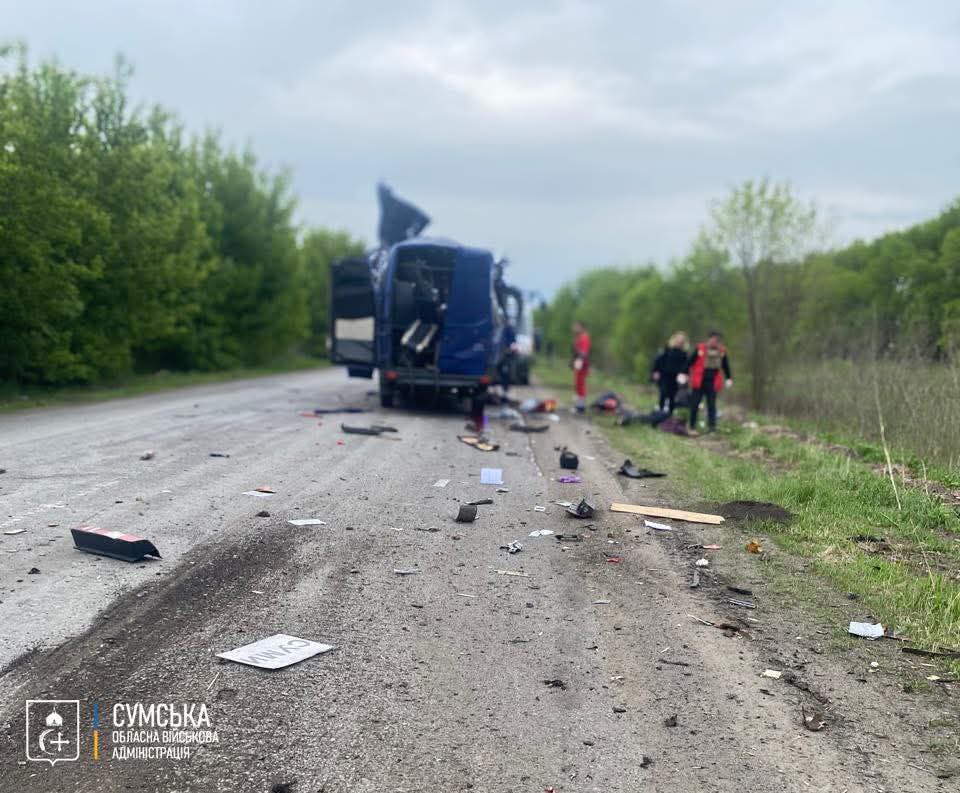 На Сумщині БпЛА атакував автобус, у якому їхали на евакуацію 1 Понівечений автобус, у який влучив російський БпЛА
