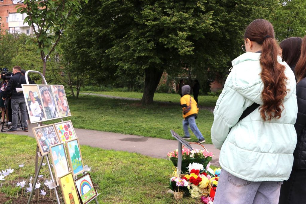 У Полтаві створили Алею пам’яті на честь дітей, які загинули під час обстрілу 1 лютого 1 Портрети загиблих під час обстрілу дітей та малюнки
