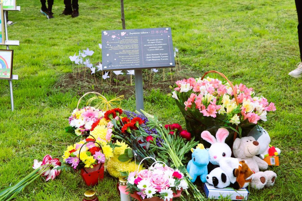 У Полтаві створили Алею пам’яті на честь дітей, які загинули під час обстрілу 1 лютого 2 Біля таблички з іменами дітей місцеві жителі поклали квіти та іграшки