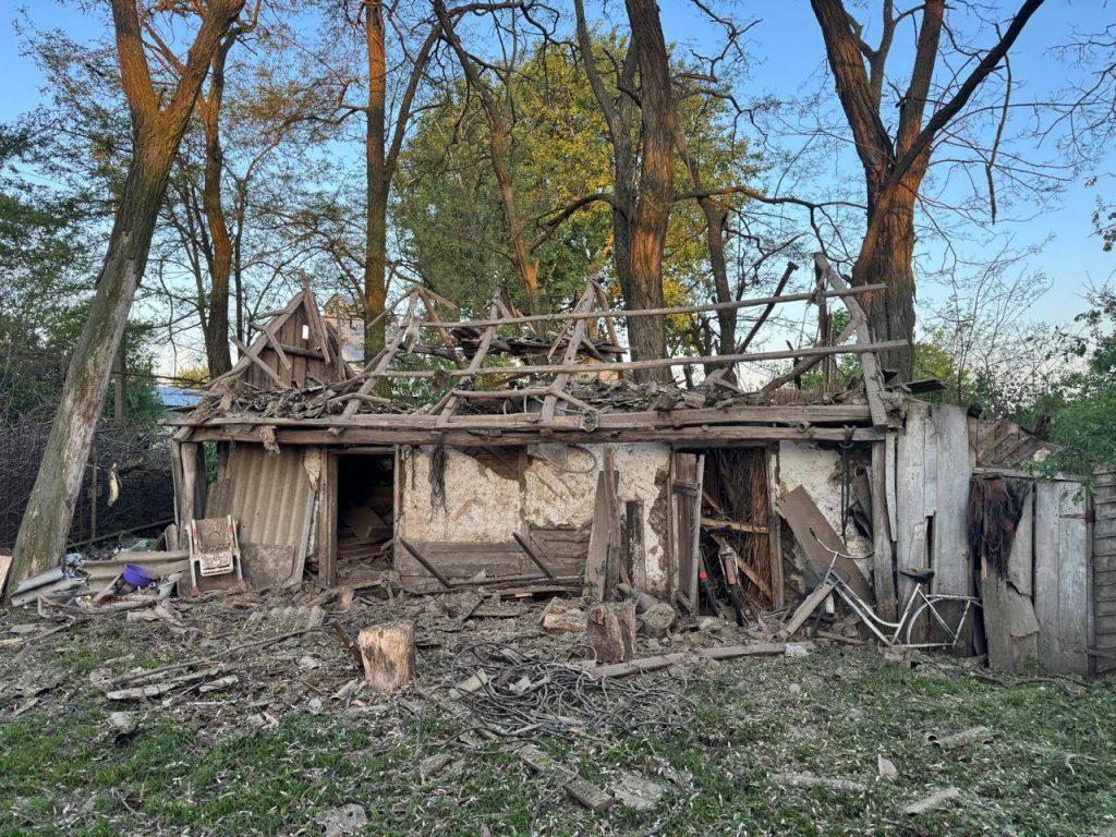 На Київщині від російського обстрілу постраждала сім’я (ФОТО) 2 Зруйнована господарська споруда