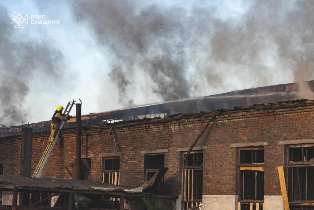У Сумах під атаку БпЛА потрапили підприємства: що відомо про наслідки 3 Ліквідація наслідків російського обстрілу