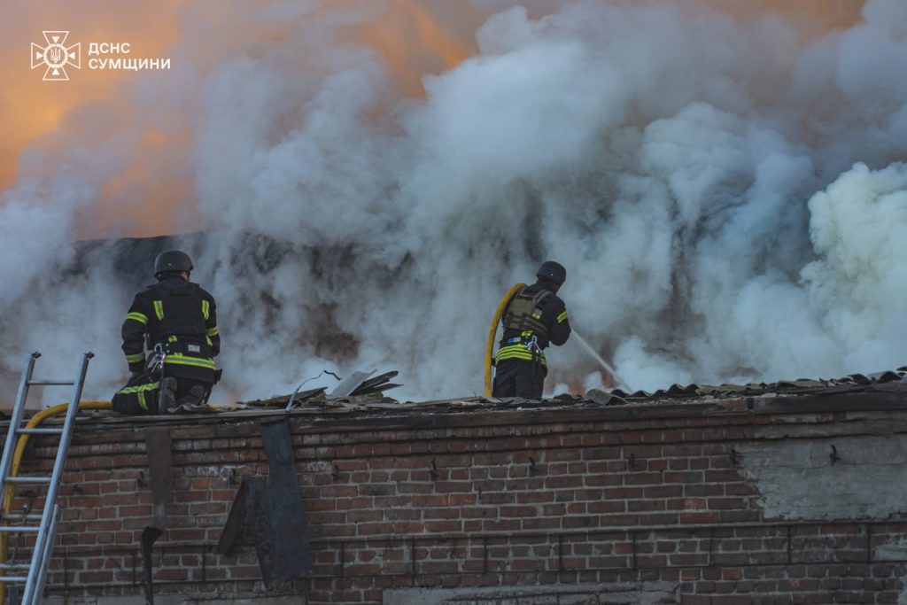 У Сумах під атаку БпЛА потрапили підприємства: що відомо про наслідки 2 Пожежа на підприємстві у Сумах