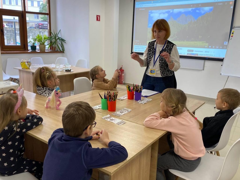 Перший крок до школи: у центрах «ЯМаріуполь» завершили проєкт з підготовки першокласників 2 Дітям викладали базову підготовку