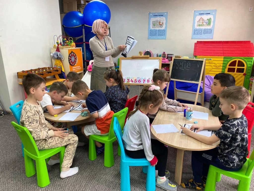 Перший крок до школи: у центрах «ЯМаріуполь» завершили проєкт з підготовки першокласників 1 Заняття для майбутніх першокласників у центрі для ВПО з Маріуполя