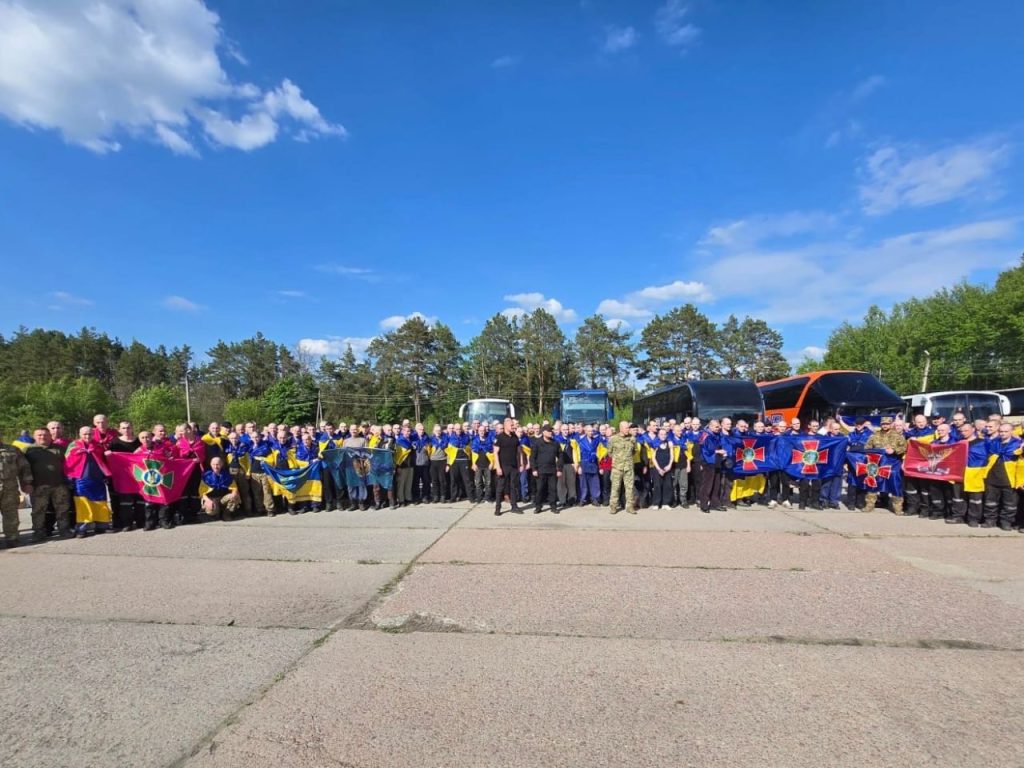 Обмін 1000 на 1000: з полону повернули першу частину українських військових 8 Перша частина визволених з полону у рамках обміну 1000 на 1000