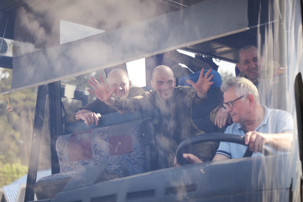 Обмін 1000 на 1000: з полону повернули першу частину українських військових 4 Українці, яких повернули з полону