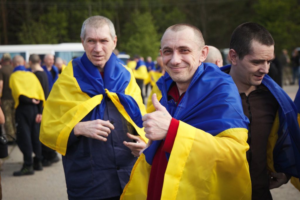Обмін 1000 на 1000: з полону повернули першу частину українських військових 5 Чоловіки, яких визволили з російського полону