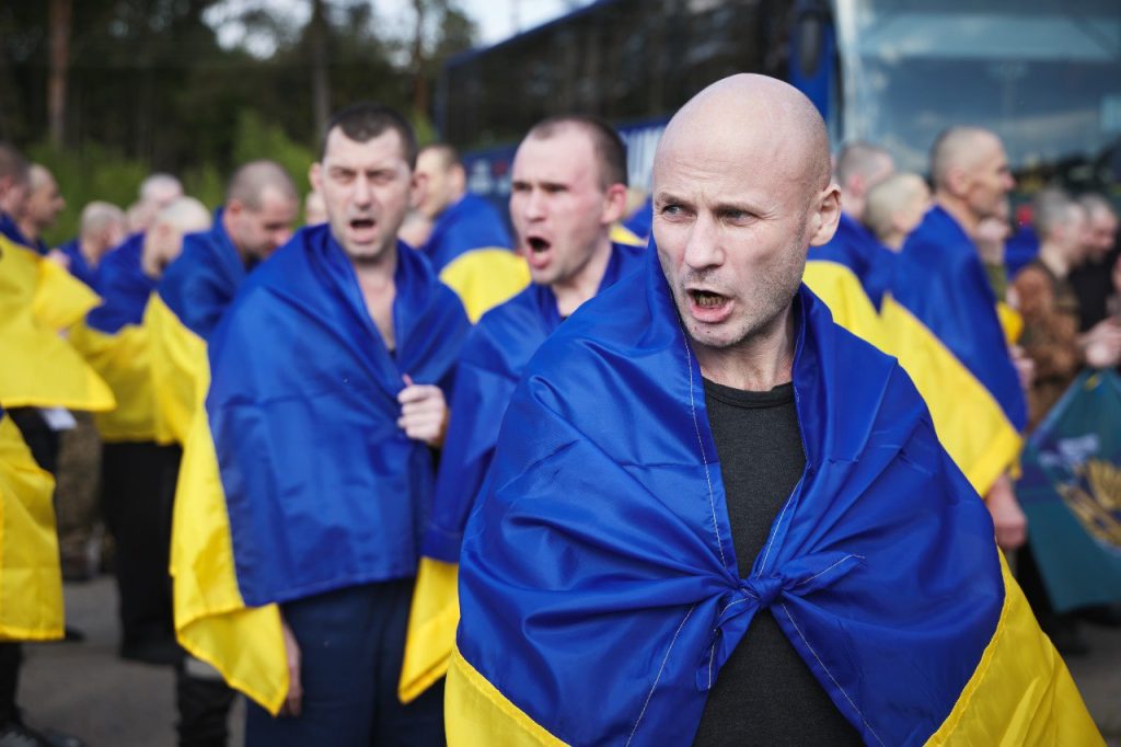 Обмін 1000 на 1000: з полону повернули першу частину українських військових 6 Українські військовослужбовці, яких повернули додому