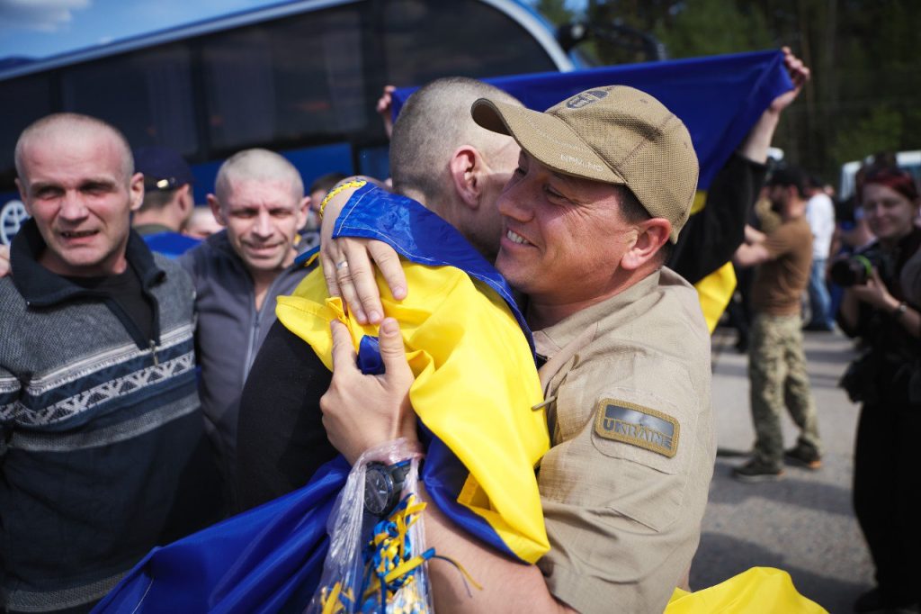 Обмін 1000 на 1000: з полону повернули першу частину українських військових 1 Зустріч полонених