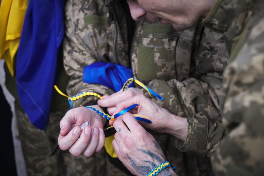 Обмін 1000 на 1000: з полону повернули першу частину українських військових 2 Військовослужбовці надягають браслети у синьо-жовтих кольорах