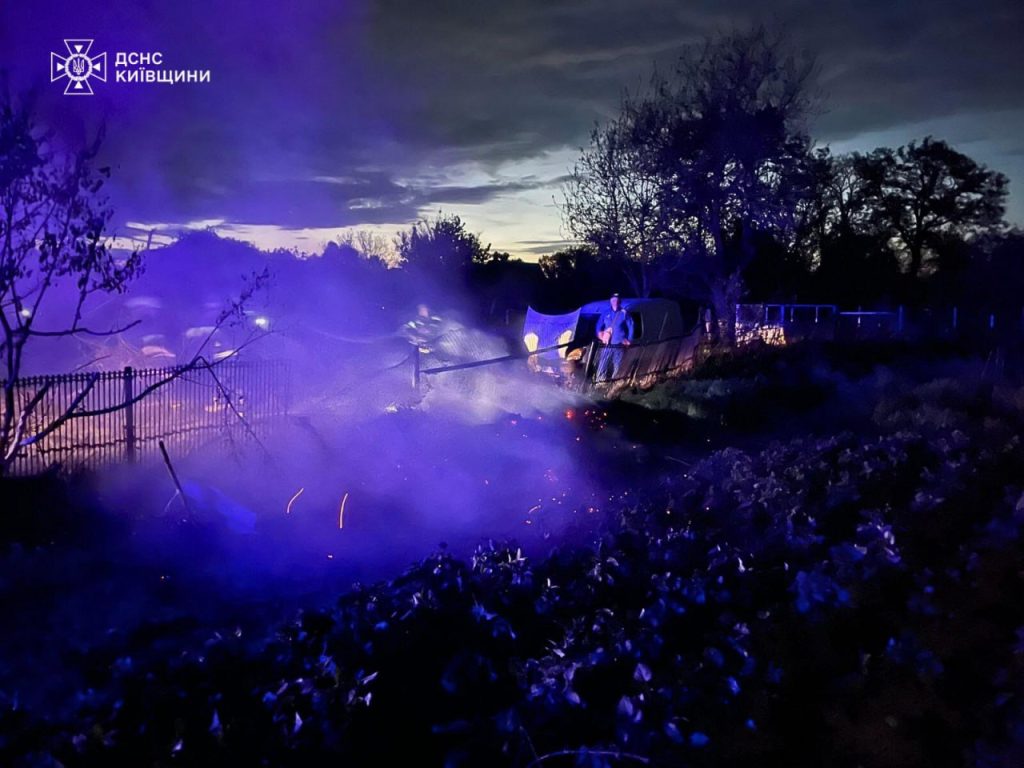 На Київщині через масований обстріл поранені троє людей 1 Місце влучання у місті Березань Броварського району