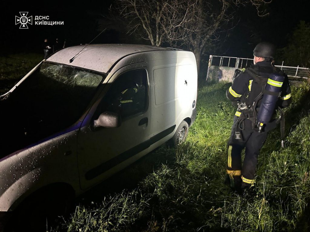На Київщині через масований обстріл поранені троє людей 2 Пошкоджена унаслідок обстрілу автівка у Броварському районі