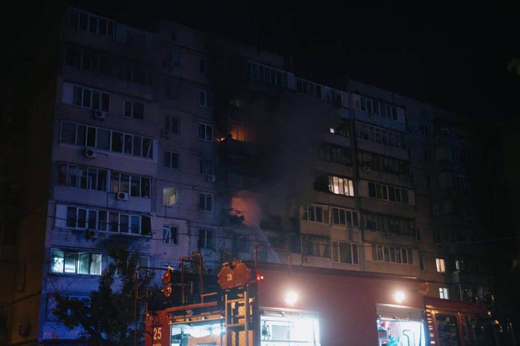 Росія дронами і ракетами обстріляла Київ: які наслідки 1 У київських квартирах після обстрілу зайнялися пожежі