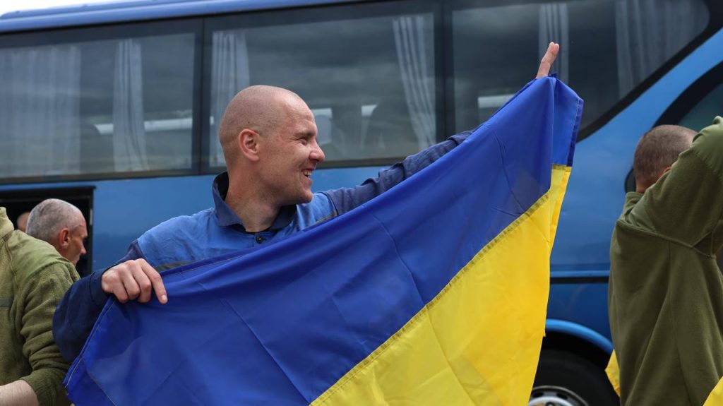 Відбувся другий етап обміну 1000 на 1000: скількох українців повернули 3 Український військовий, якого звільнили з полону, тримає український прапор