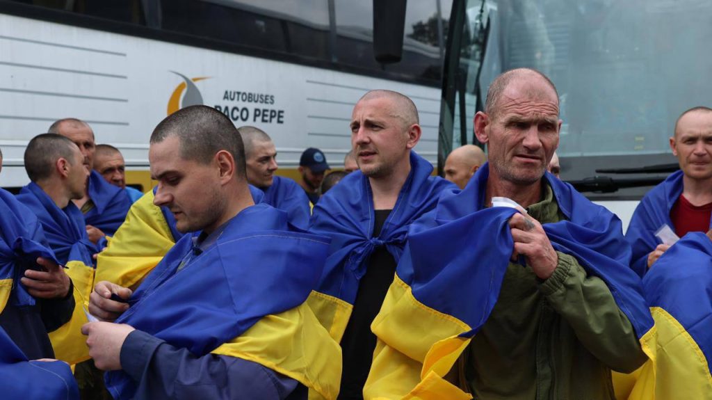 Відбувся другий етап обміну 1000 на 1000: скількох українців повернули 6 Військовополонені українці, яких звільнили під час другого етапу обміну