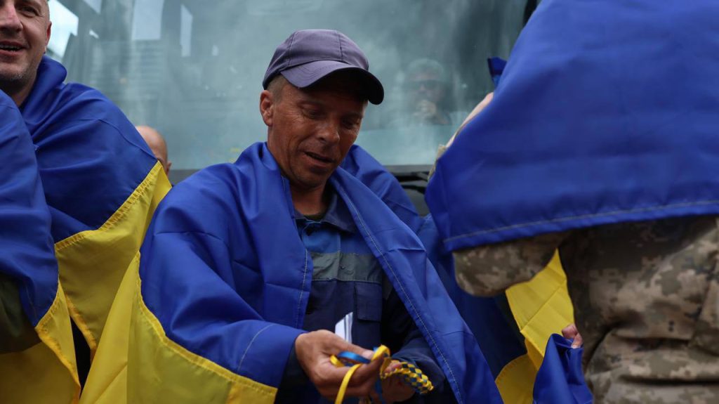 Відбувся другий етап обміну 1000 на 1000: скількох українців повернули 4 Військовослужбовець, якого звільнили з російського полону