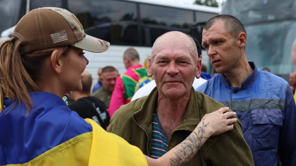 Відбувся другий етап обміну 1000 на 1000: скількох українців повернули 5 Українських військових зустрічають після звільнення з полону