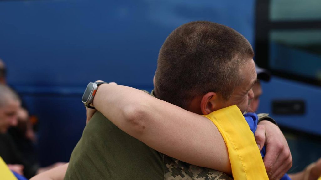 Відбувся другий етап обміну 1000 на 1000: скількох українців повернули 8 Обійми після російського полону