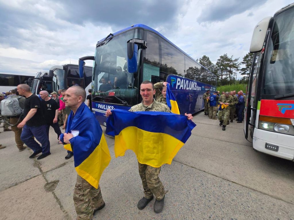 Відбувся другий етап обміну 1000 на 1000: скількох українців повернули 7 Військовослужбовці, які перебували у полоні, тримають українські прапори