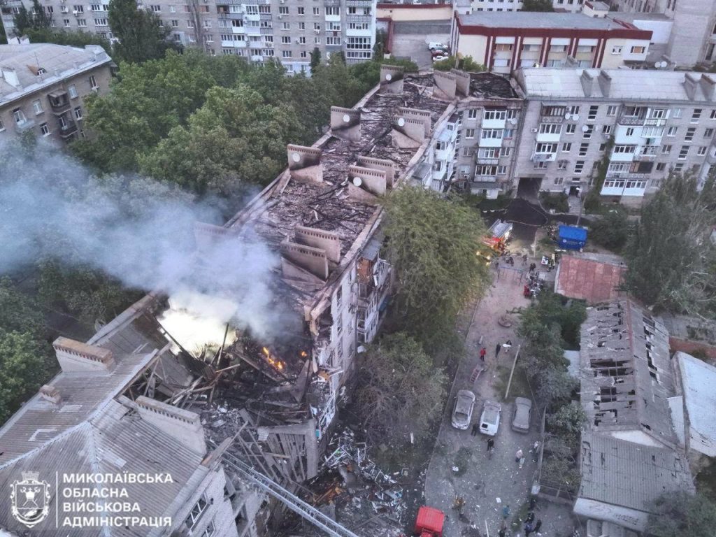 Масований обстріл України: загинули діти, десятки поранених і руйнування 4 Будинок у Миколаєві, у який влучили росіяни