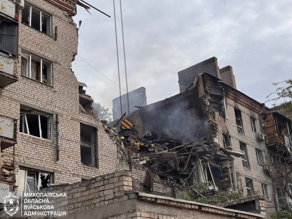Масований обстріл України: загинули діти, десятки поранених і руйнування 6 Зруйнована миколаївська багатоповерхівка