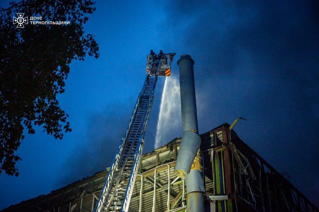 Масований обстріл України: загинули діти, десятки поранених і руйнування 14 Рятувальники гасять пожежу, яка виникла унаслідок обстрілу