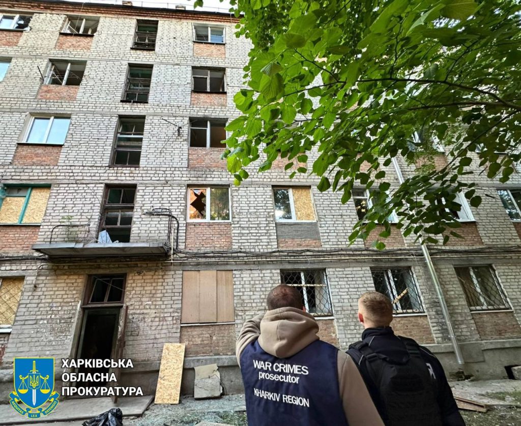 Масований обстріл України: загинули діти, десятки поранених і руйнування 13 Понівечена внаслідок атаки будівля у Харкові