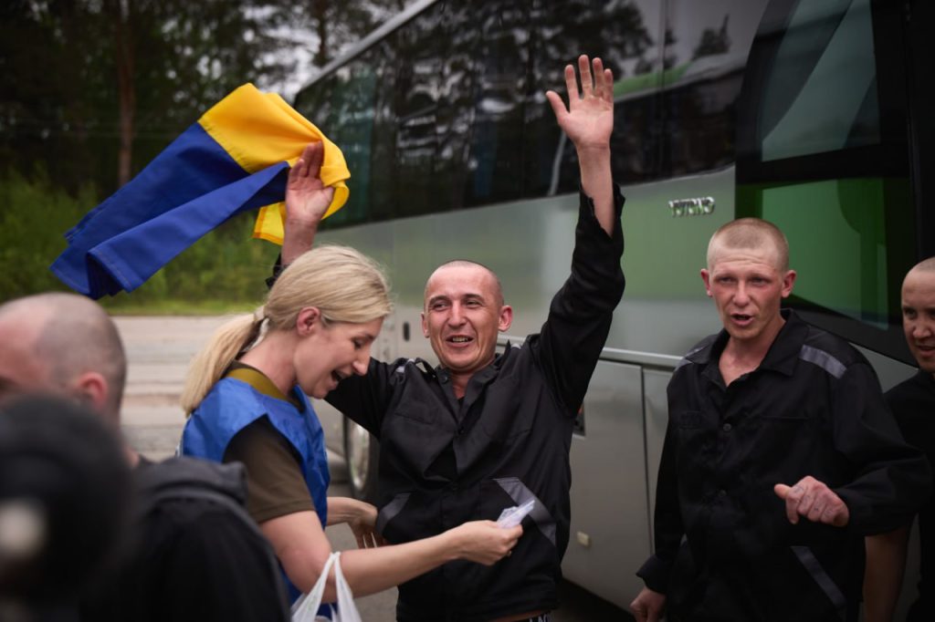 Завершили обмін 1000 на 1000: повернули ще 303 військовослужбовців 1 Українські захисники радіють поверненню додому