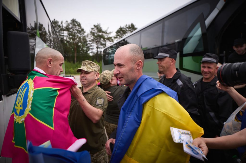 Завершили обмін 1000 на 1000: повернули ще 303 військовослужбовців 3 З полону повернули 303 воїнів