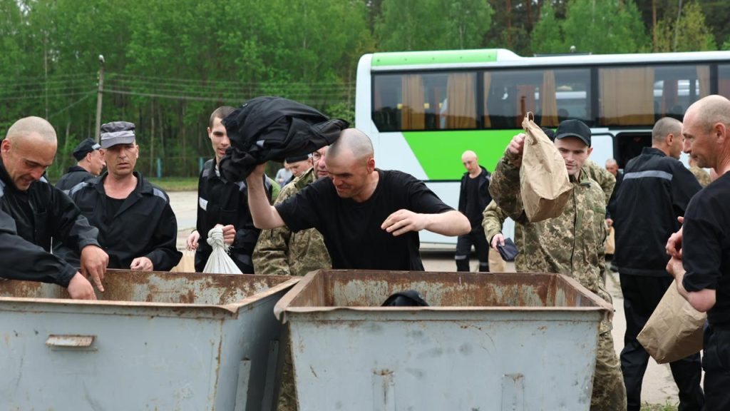 Завершили обмін 1000 на 1000: повернули ще 303 військовослужбовців 5 Воїни викидають одяг, який їм видали в російському полоні