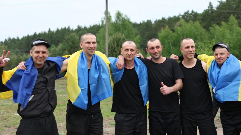 Завершили обмін 1000 на 1000: повернули ще 303 військовослужбовців 6 Захисники обіймаються та фотографуються після повернення на Батьківщину