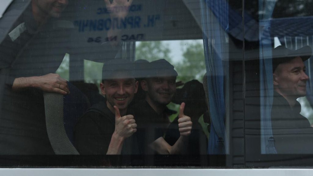 Завершили обмін 1000 на 1000: повернули ще 303 військовослужбовців 8 Оборонці повертаються додому