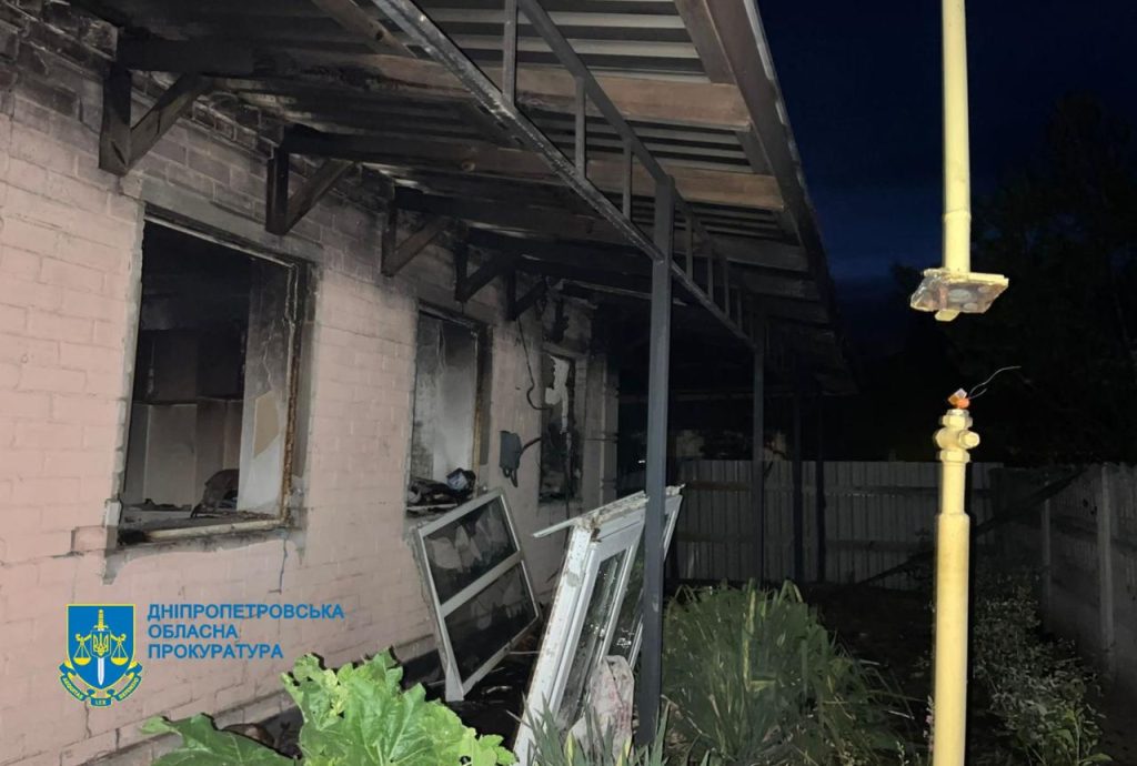 Двоє чоловіків поранені внаслідок обстрілу Дніпропетровщини 1 Пошкоджена унаслідок обстрілу будівля