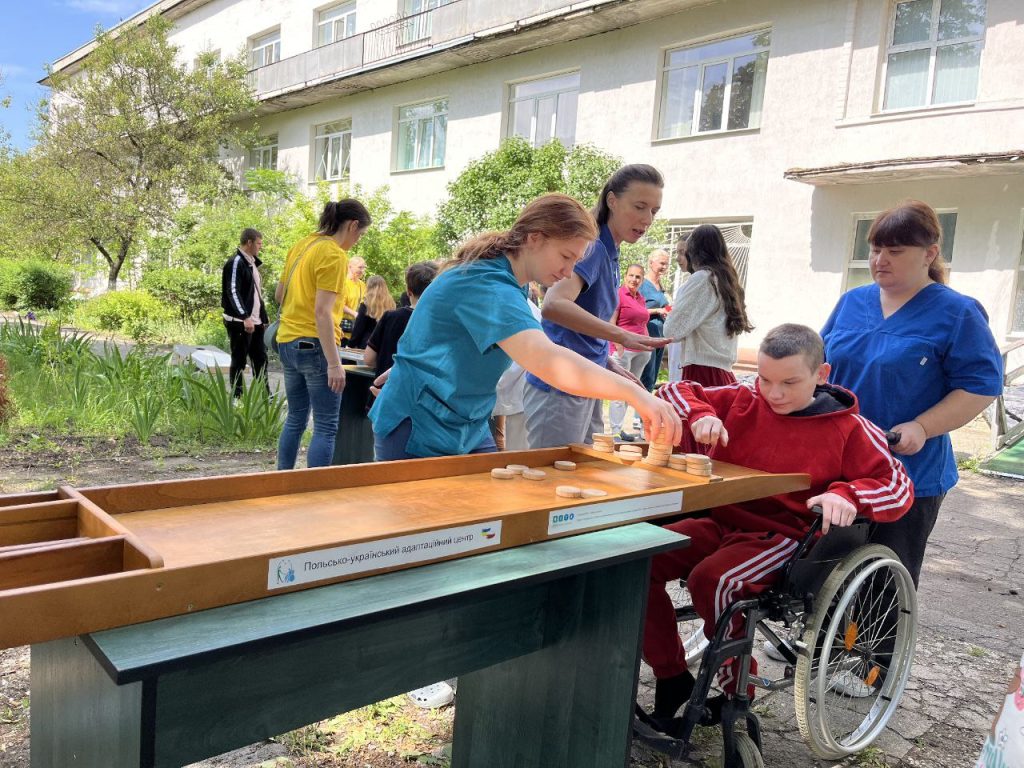 Відновлення через гру: у лікарнях Харкова провели адаптивні ігри для реабілітації пацієнтів 1 Хлопець грає в одну з адаптивних ігор