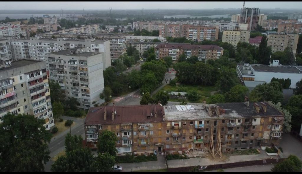 Багатоповерхівку на Грушевського, 1 у Вишгороді відновили на 70% 4 Вікна будинку закриті тимчасовими будматеріалами